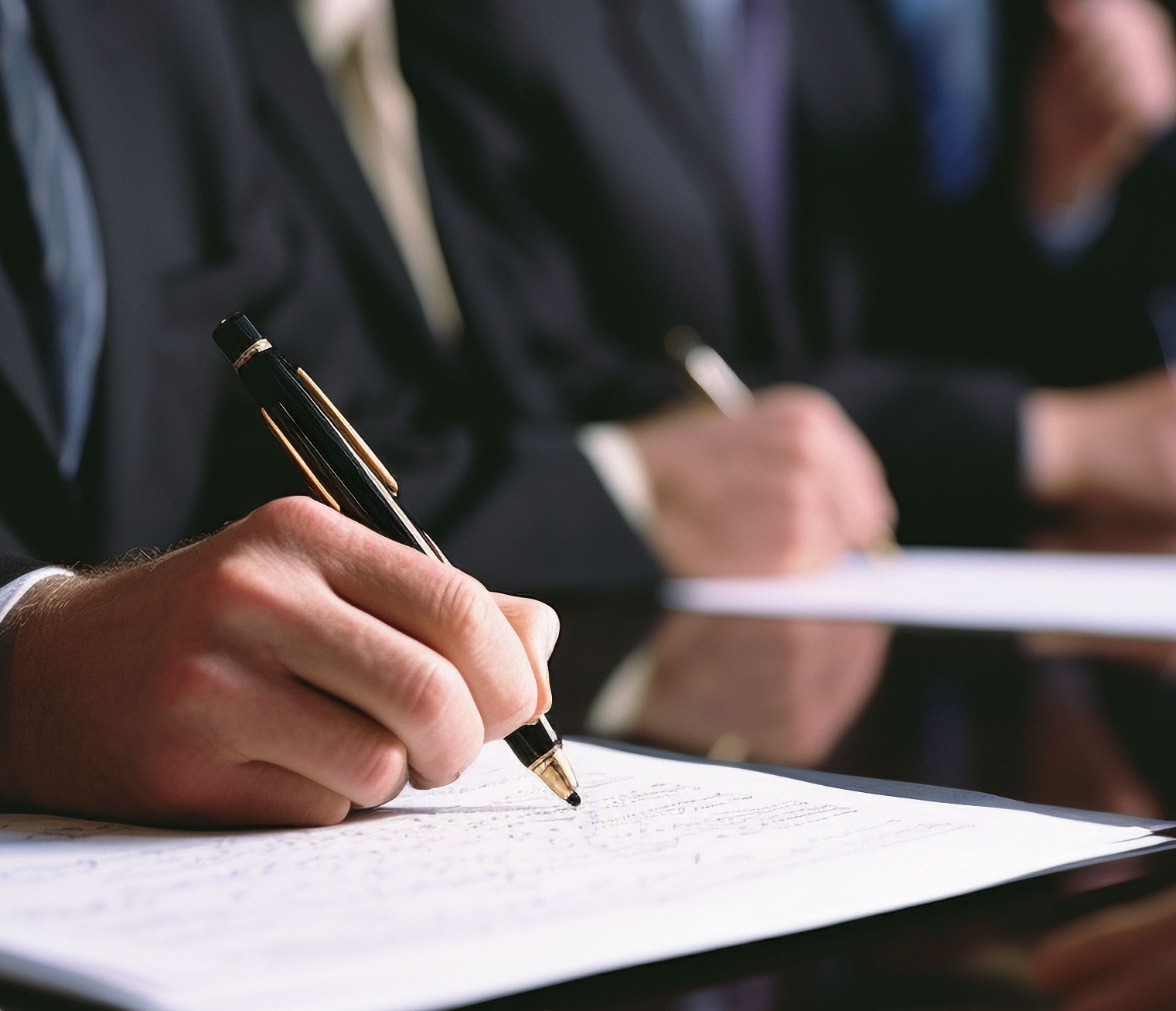 visao-de-empresarios-profissionais-trabalhando-juntos (1).jpg