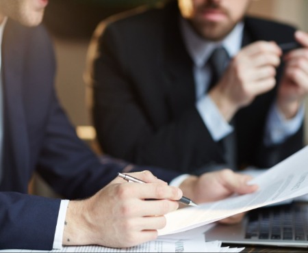 parceiros-de-negocios-bem-sucedidos-discutindo-contrato (1).jpg